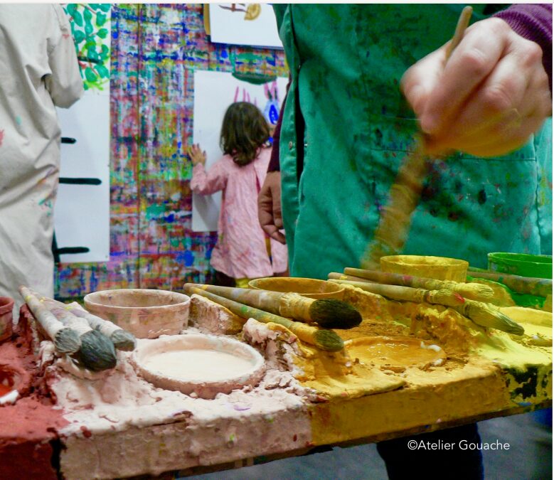 Personne concentrée devant sa feuille lors d&rsquo;une séance de peinture libre