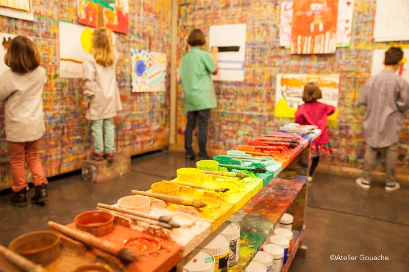 Table-palette de l&rsquo;atelier avec les couleurs de gouache et les pinceaux